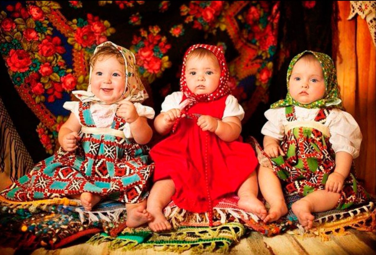 Дети в народных костюмах