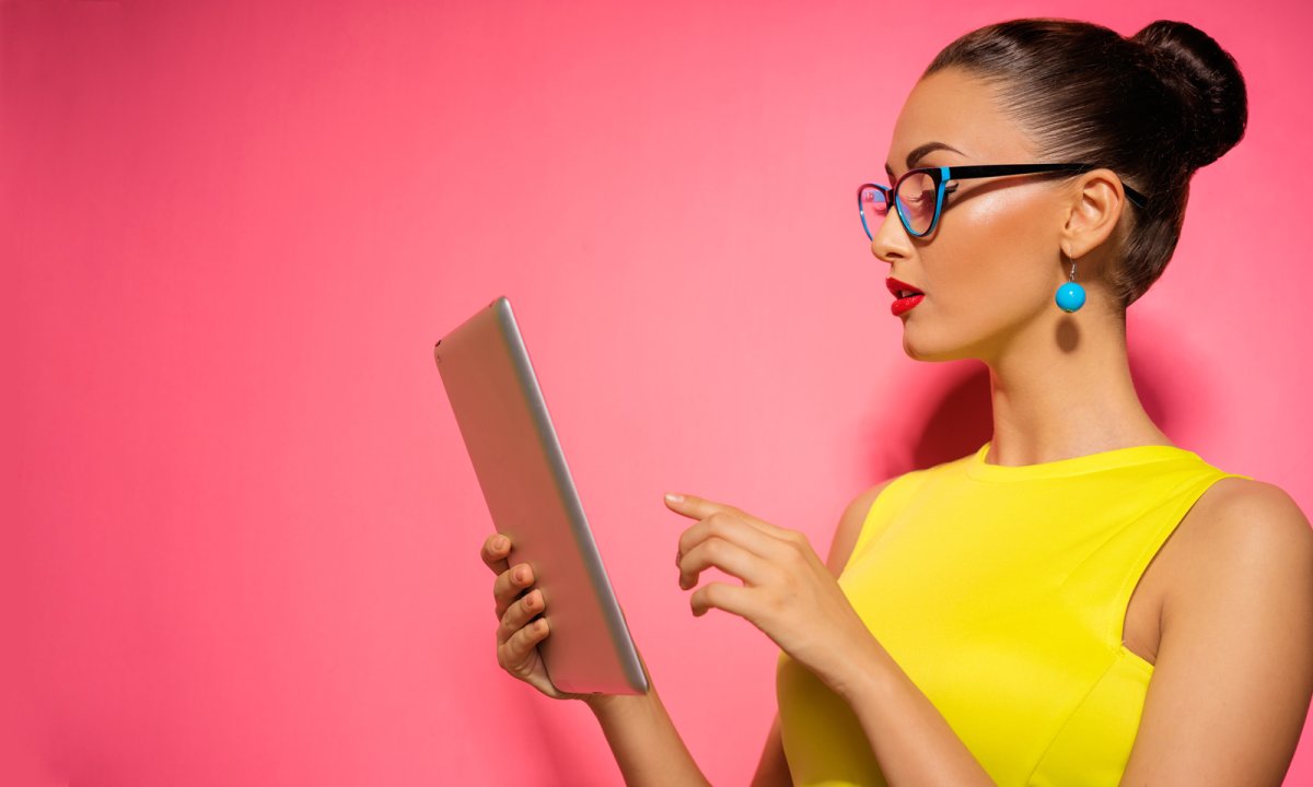 Яркая девушка