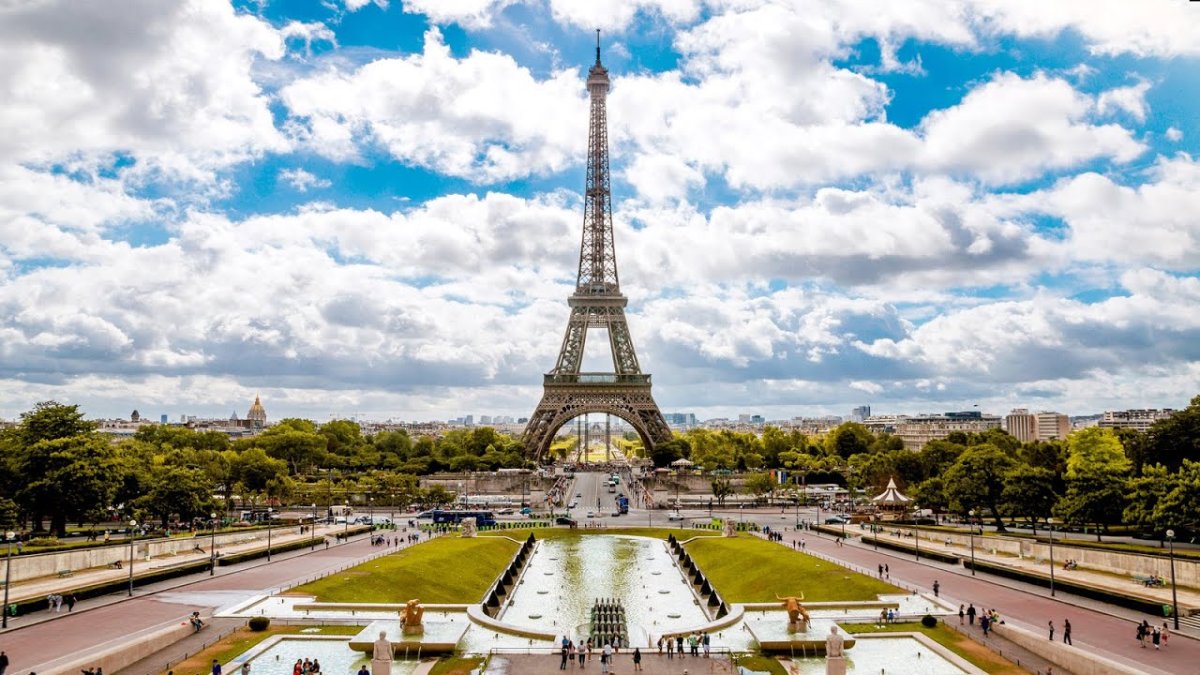 Эйфелева башня в космосе