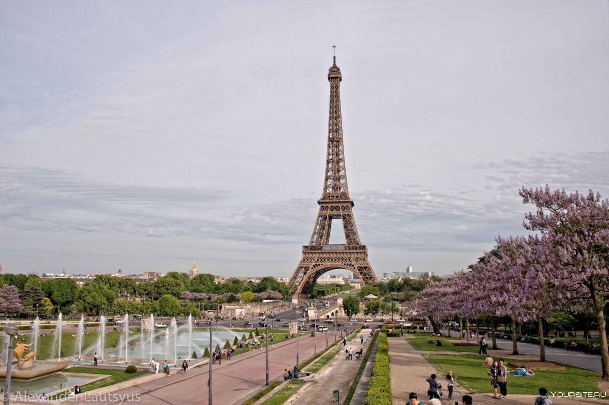 Эйфелева башня в Париже