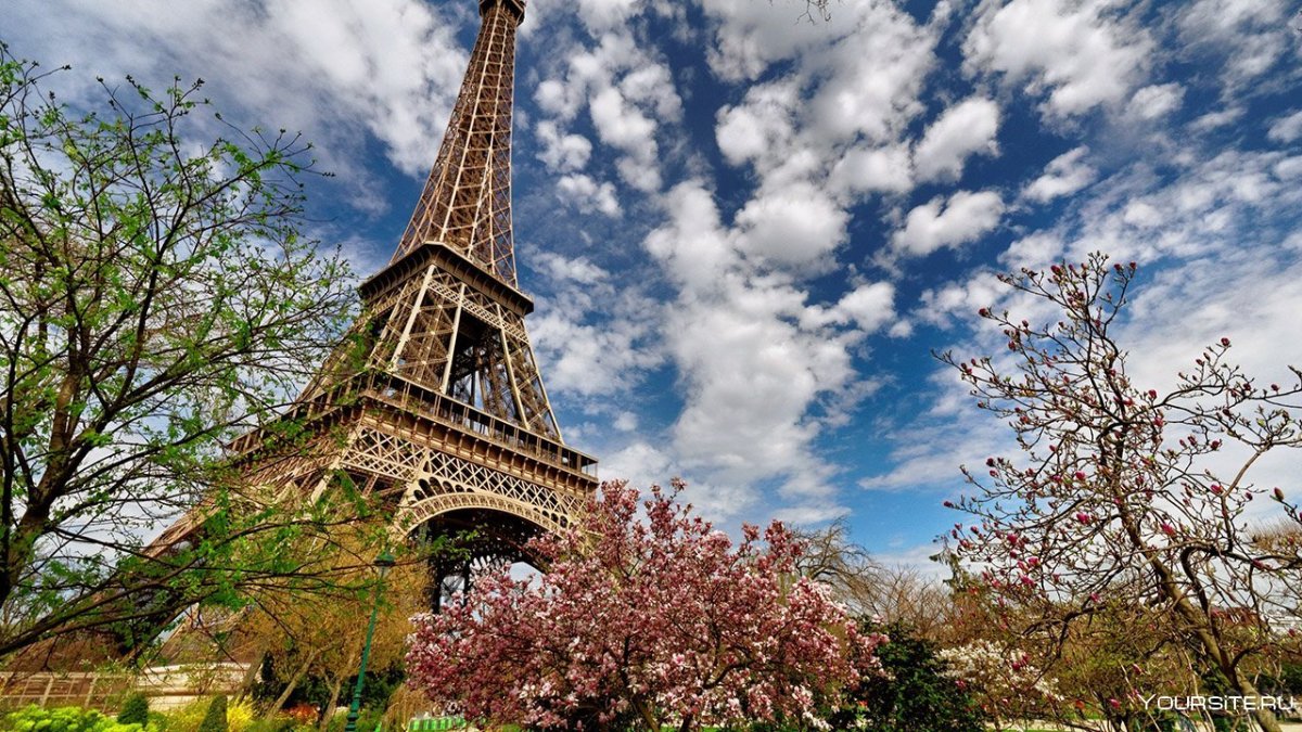 Эйфелева башня в Париже