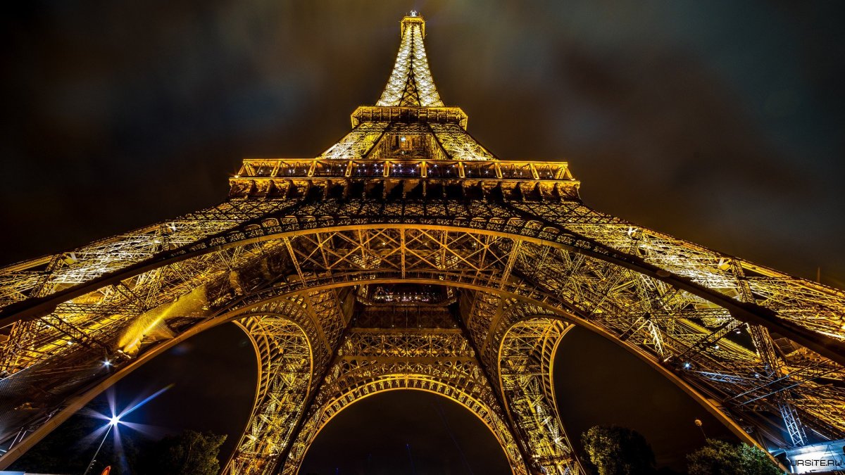 Эйфелева башня в Париже