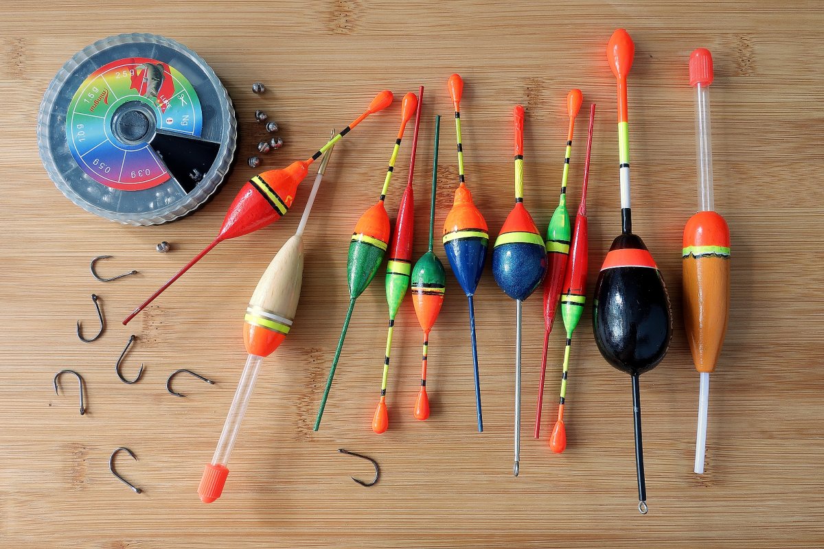 Рыболовные крючки с поплавком