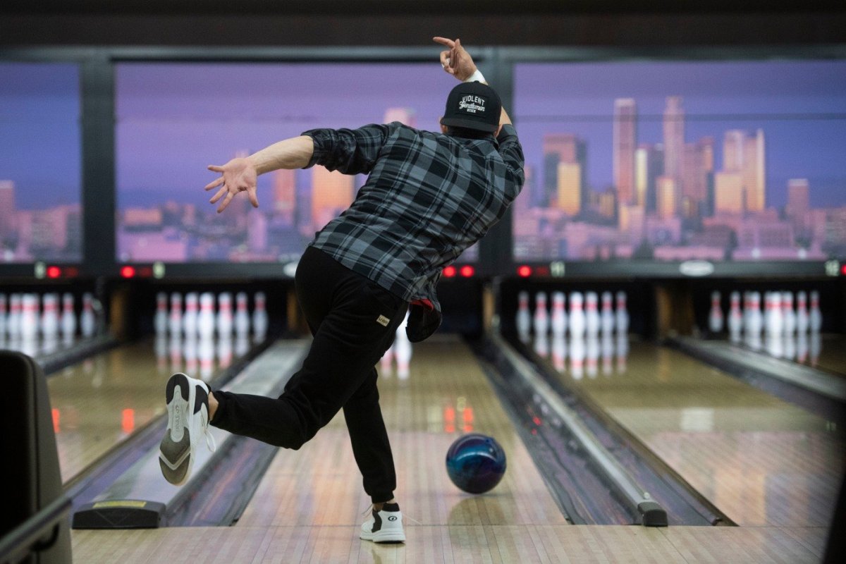 Семья с детьми в боулинге