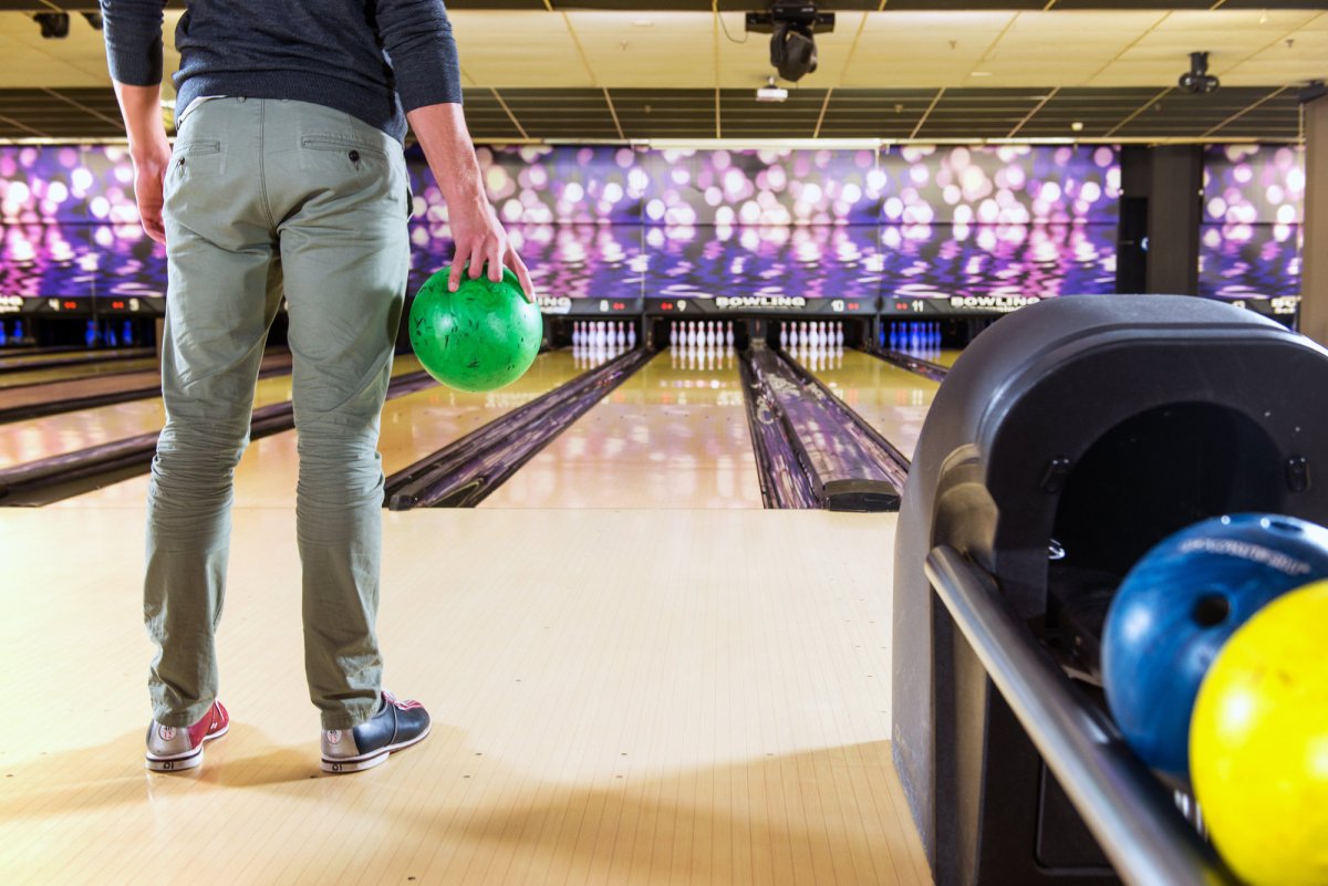 Чел кидает боулинговый шар
