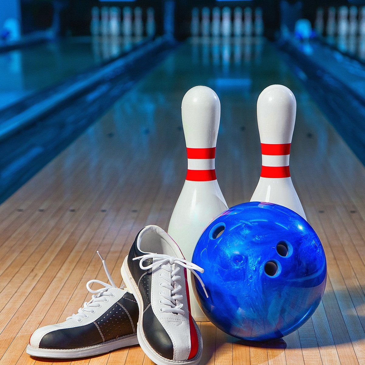 Кегли и шар для боулинга