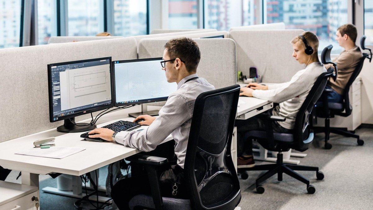 Человек за ПК В офисе