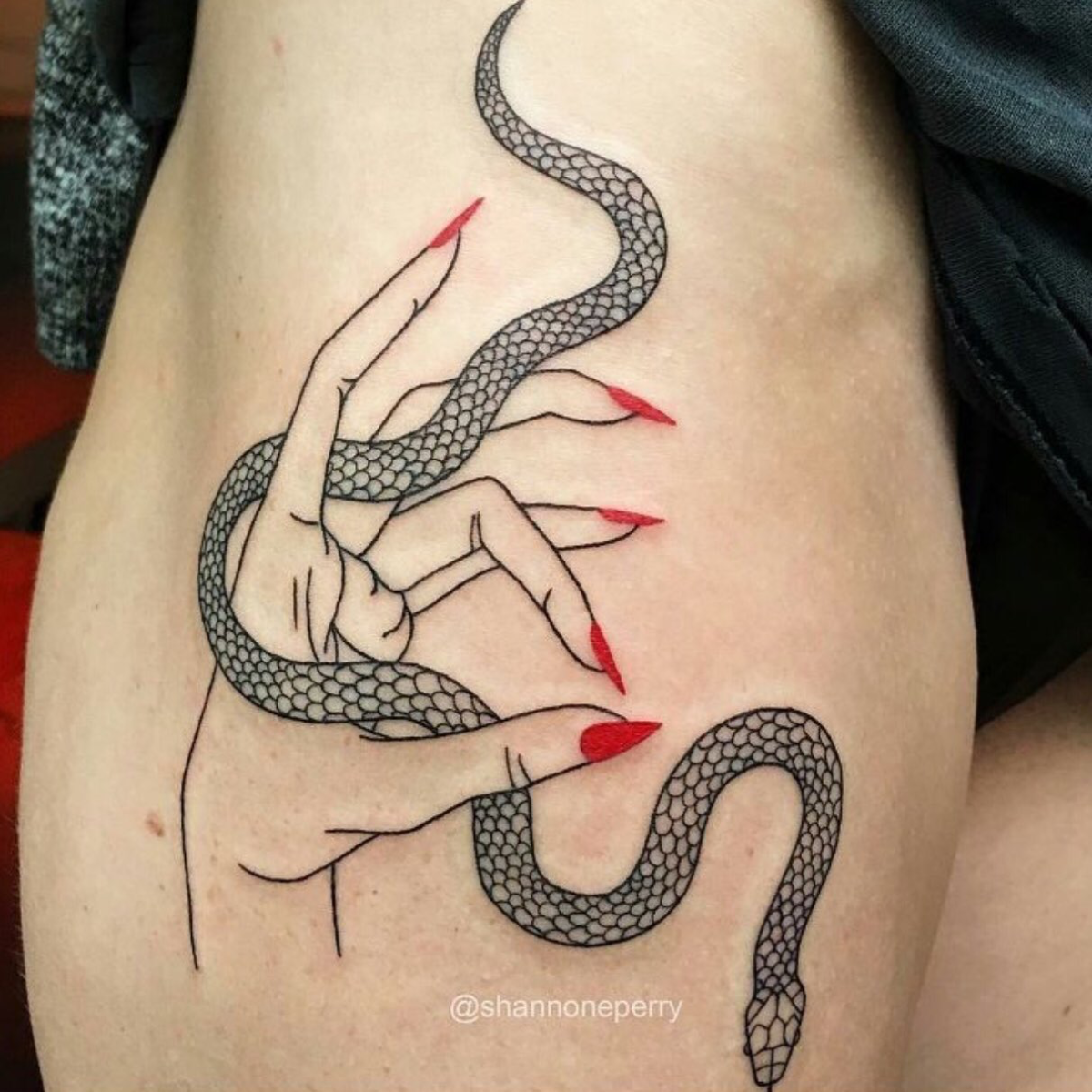 Змея на бедре маленькая