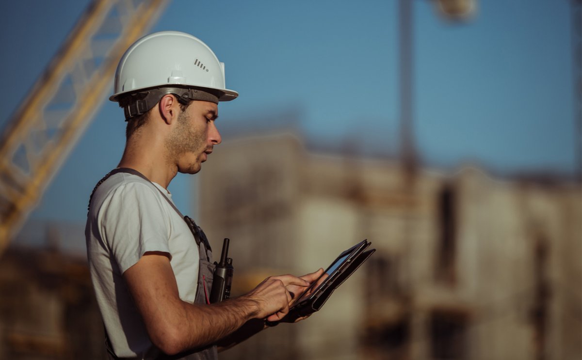 Строитель в каске на стройке