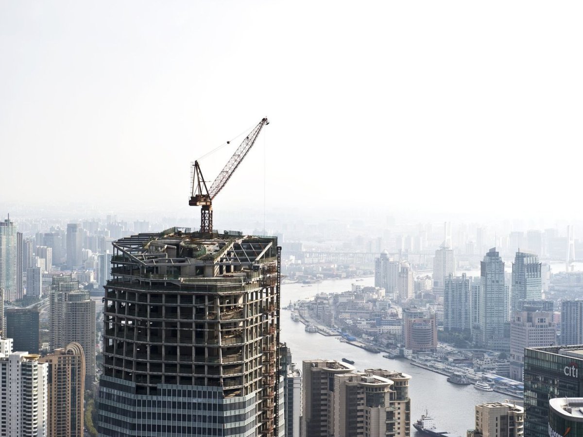 Строящийся небоскреб