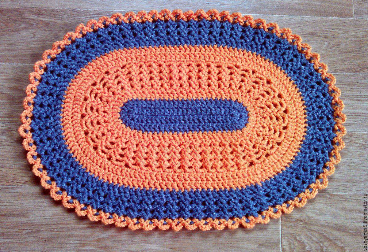 Овальный вязаный ковер