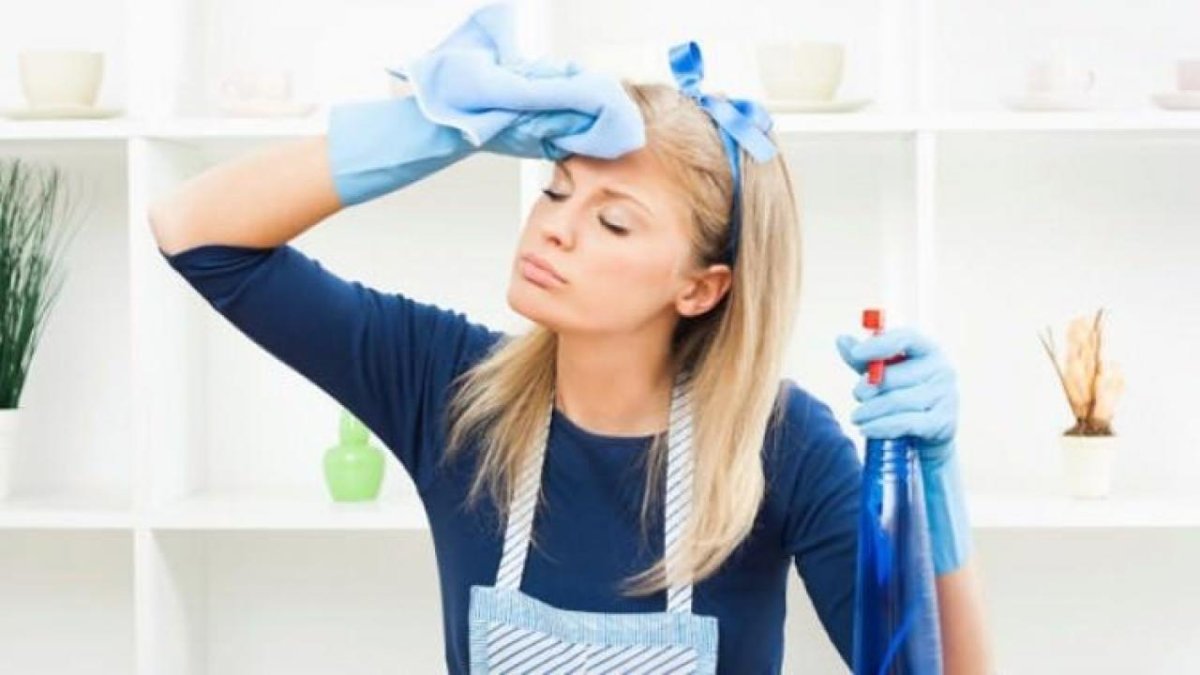 Женщина моет пол