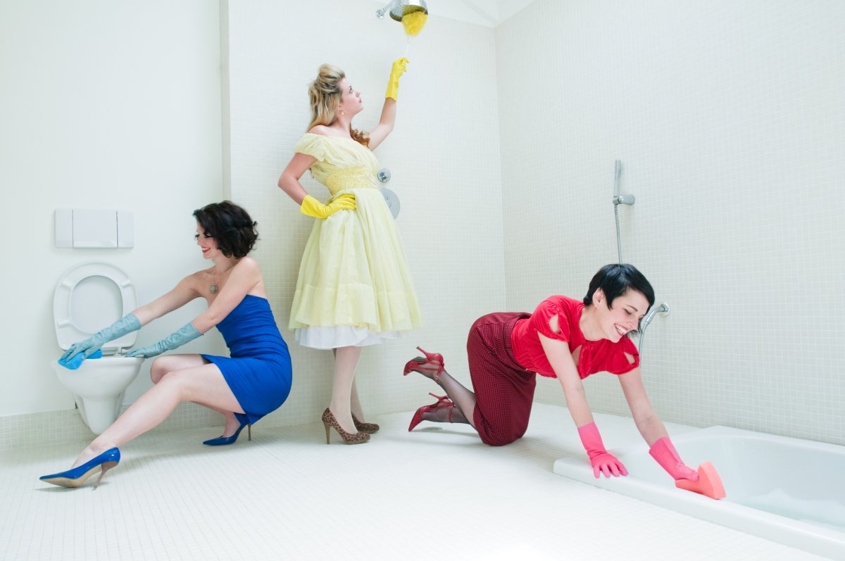 Женщина со шваброй