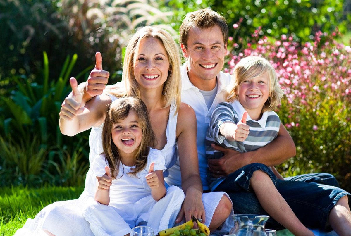 Счастливая семья на природе