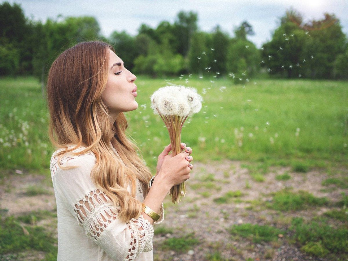 Девушка с одуванчиком