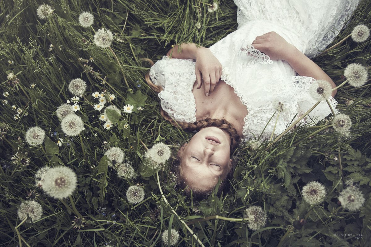 Девушка с одуванчиком