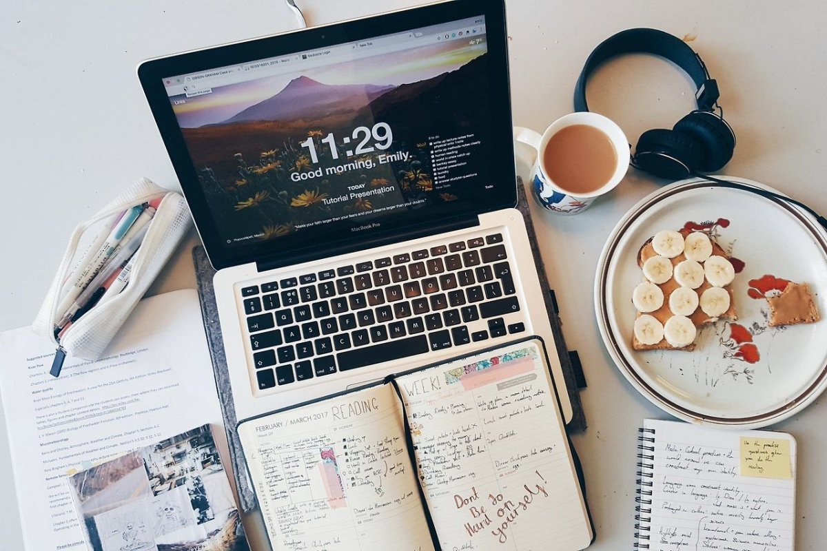 Эстетичный стол для учёбы