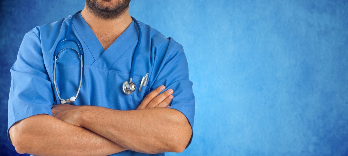Врач в синем халате