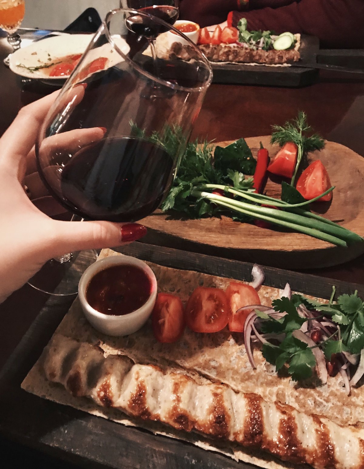 Стол в кафе с едой