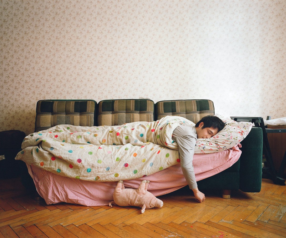 Девушка с книгой на диване