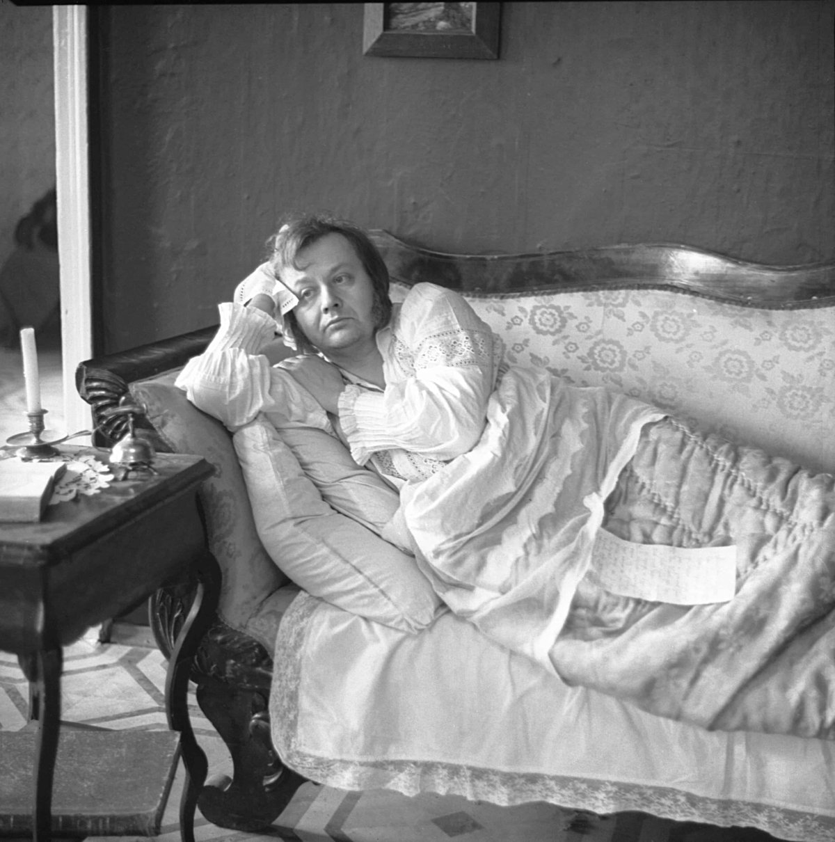 Обломов курит