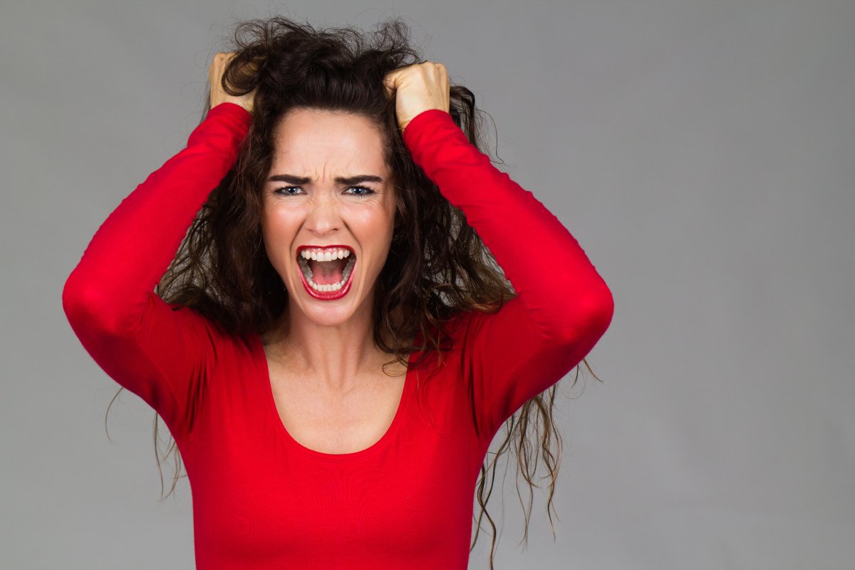Девушка кричит