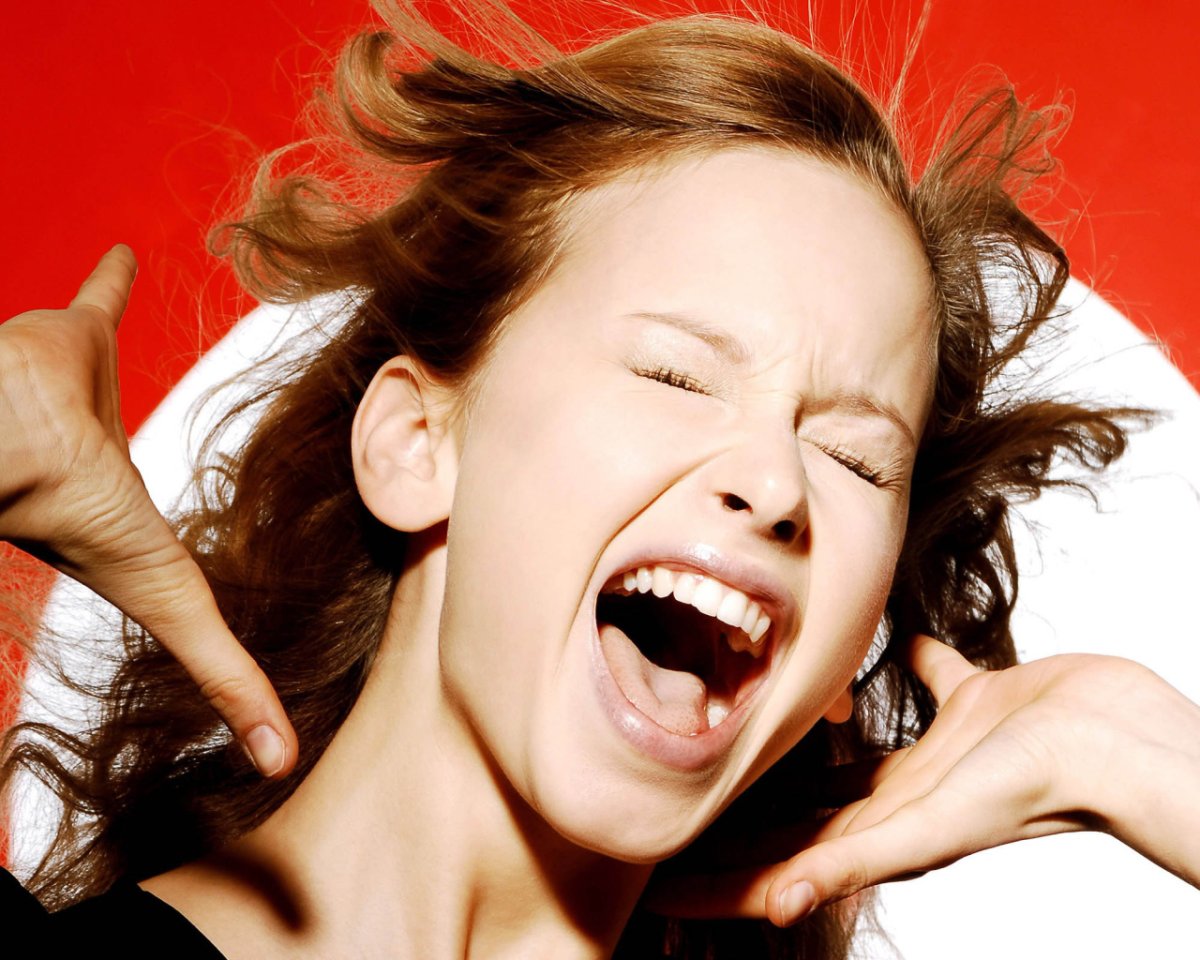 Девушка кричит от ужаса