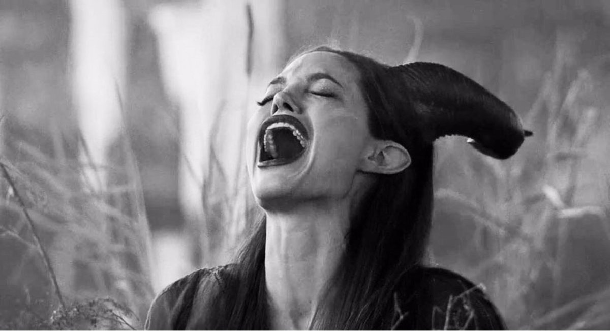 Анджелина Джоли Малефисента плачет