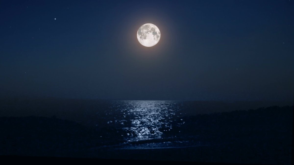 Полнолуние на черном фоне