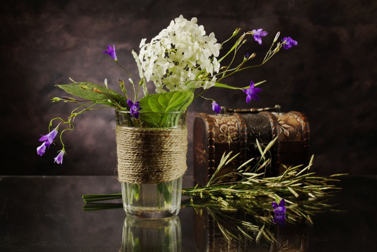 Полевые цветы в стакане