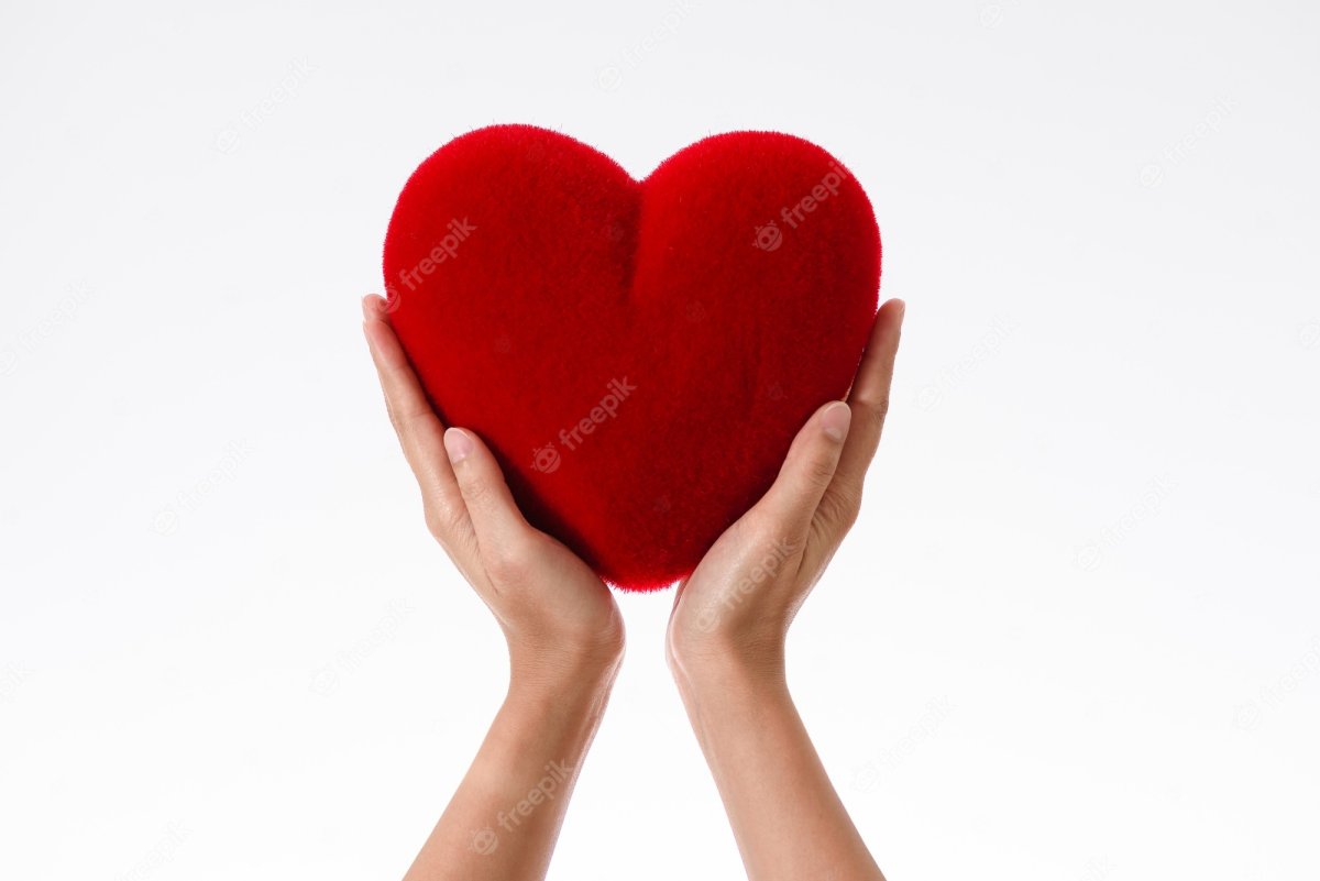 Огромное сердце любви в руках