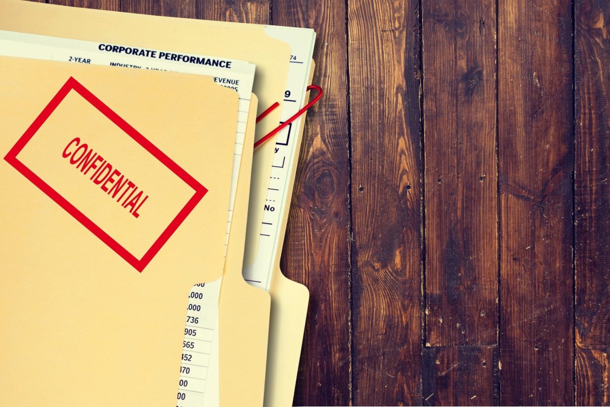 Секретная папка на столе