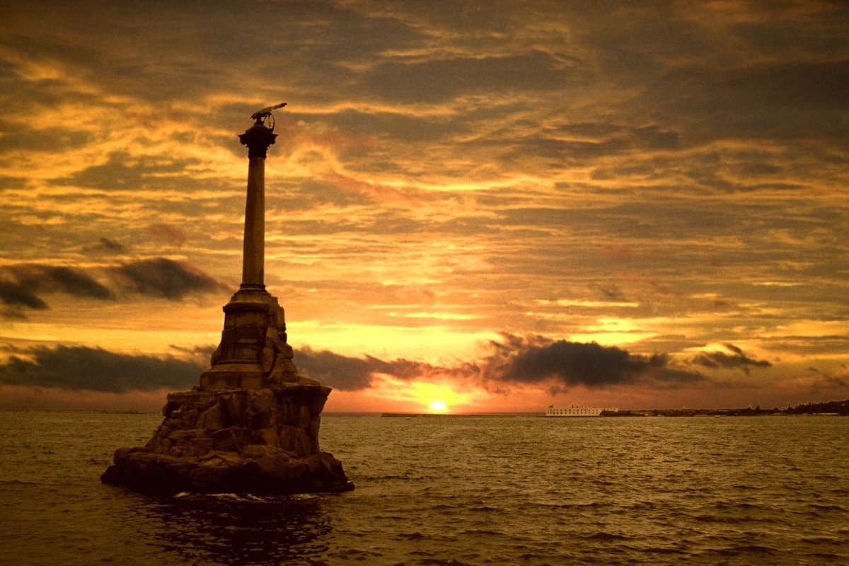 Памятник затопленным кораблям в Севастополе