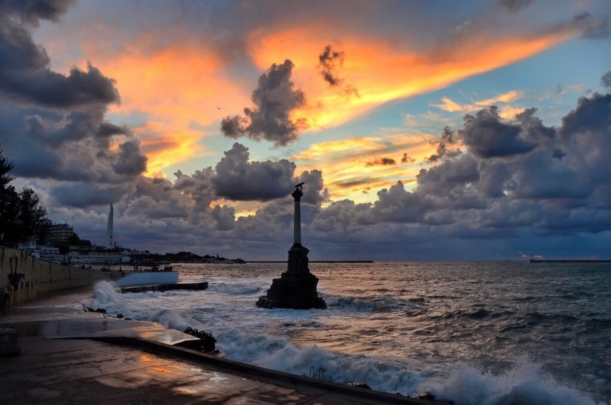 Памятник затопленным кораблям в Севастополе вертикальный