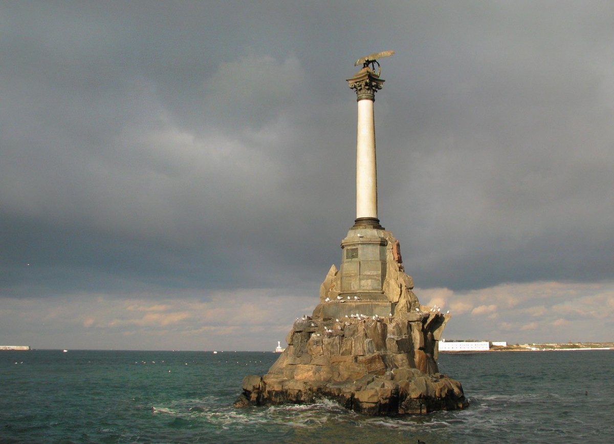 Памятник затонувшим кораблям в Севастополе