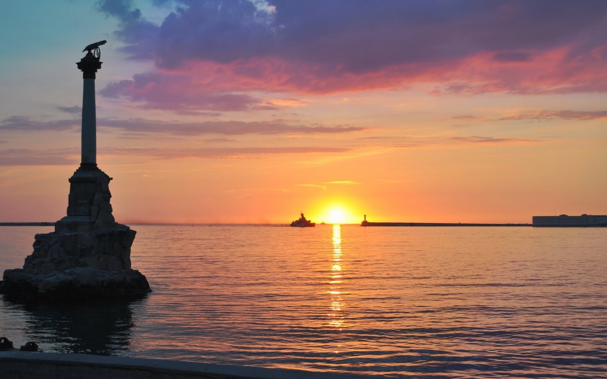 Памятники Севастополя весной