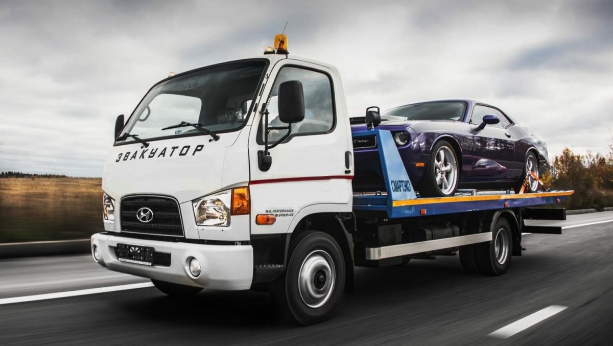 Машина на эвакуаторе