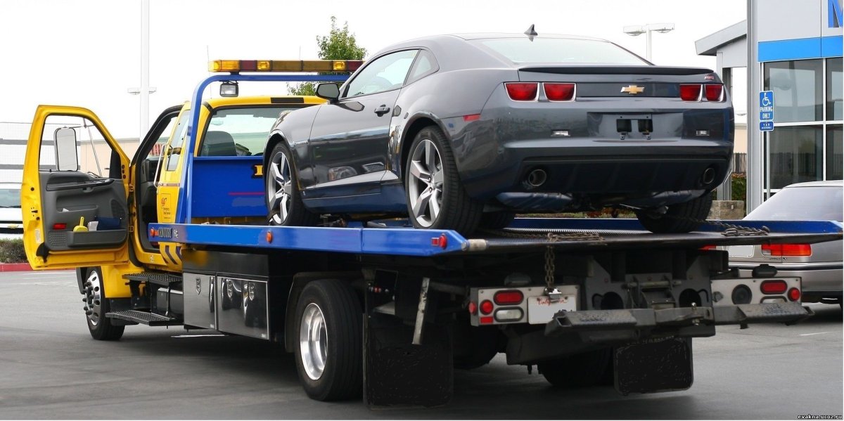 Эвакуатор везет машину