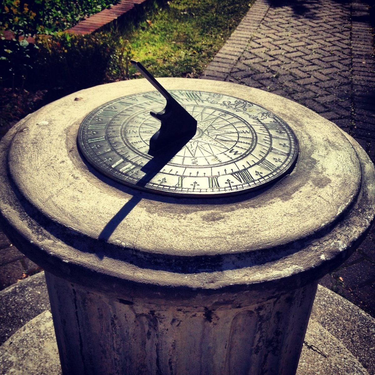 Каменные солнечные часы