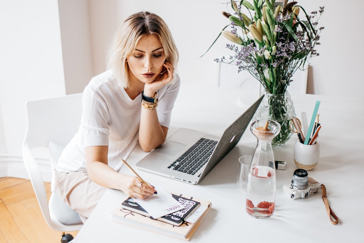 Блондинка за ноутбуком