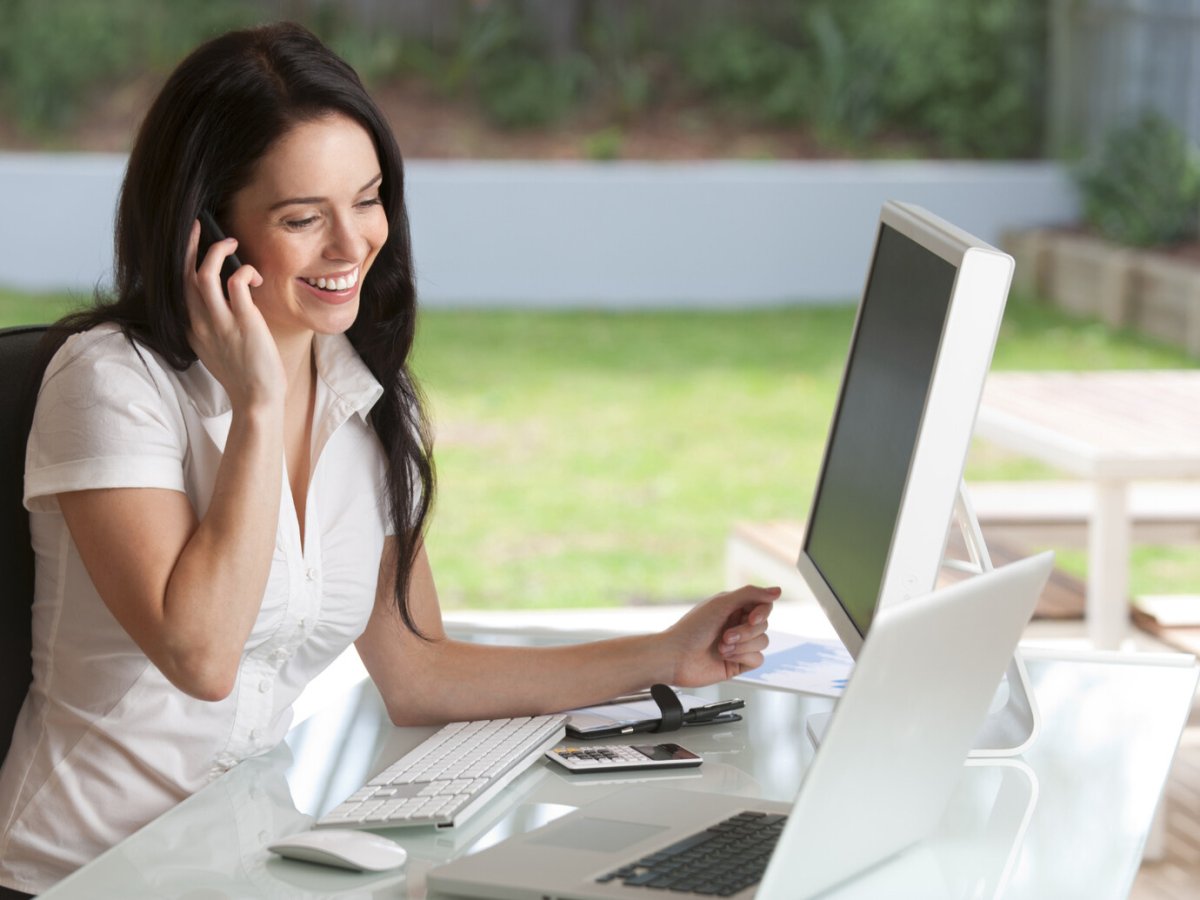 Девушка в офисе за компьютером