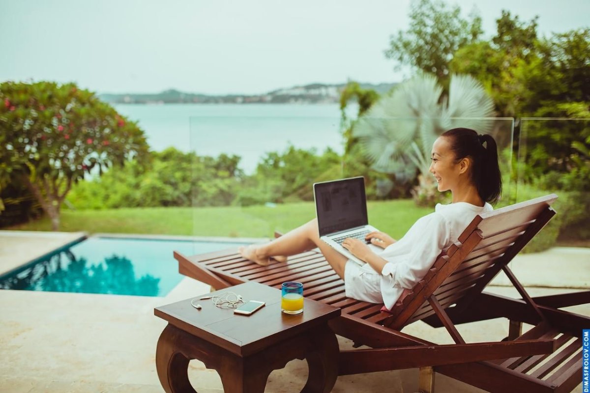 Девушка за компьютером улыбается