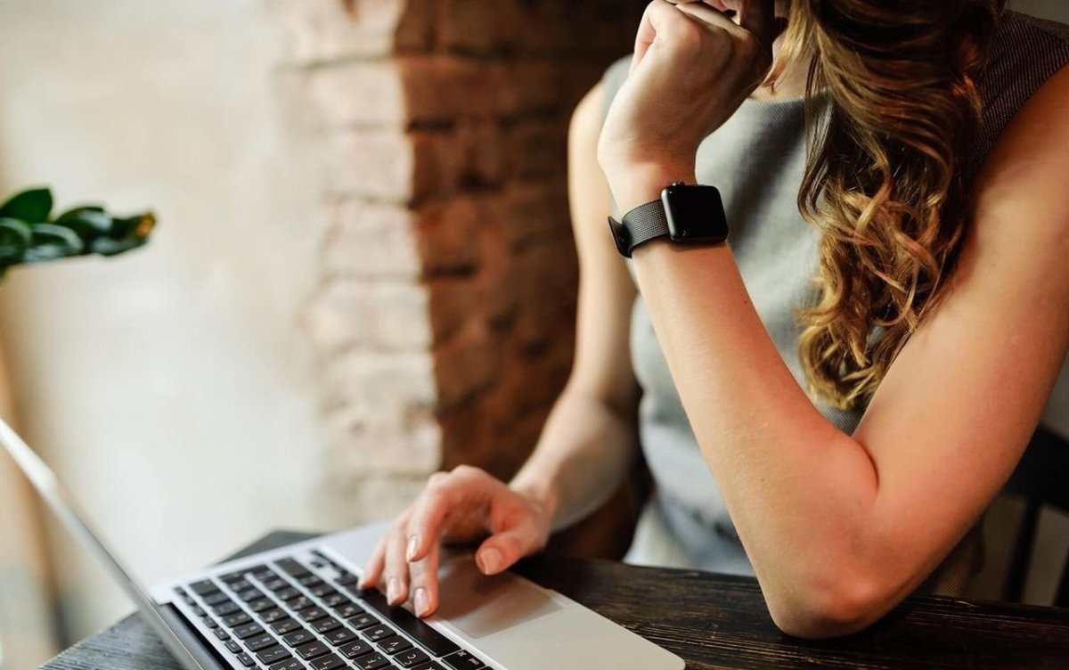 Девушка с ноутбуком на природе