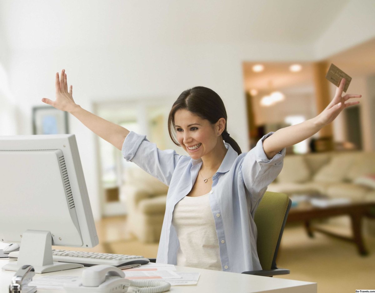 Девушка с ноутбуком в офисе