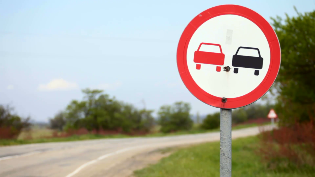 Дорожный знак с тремя машинами