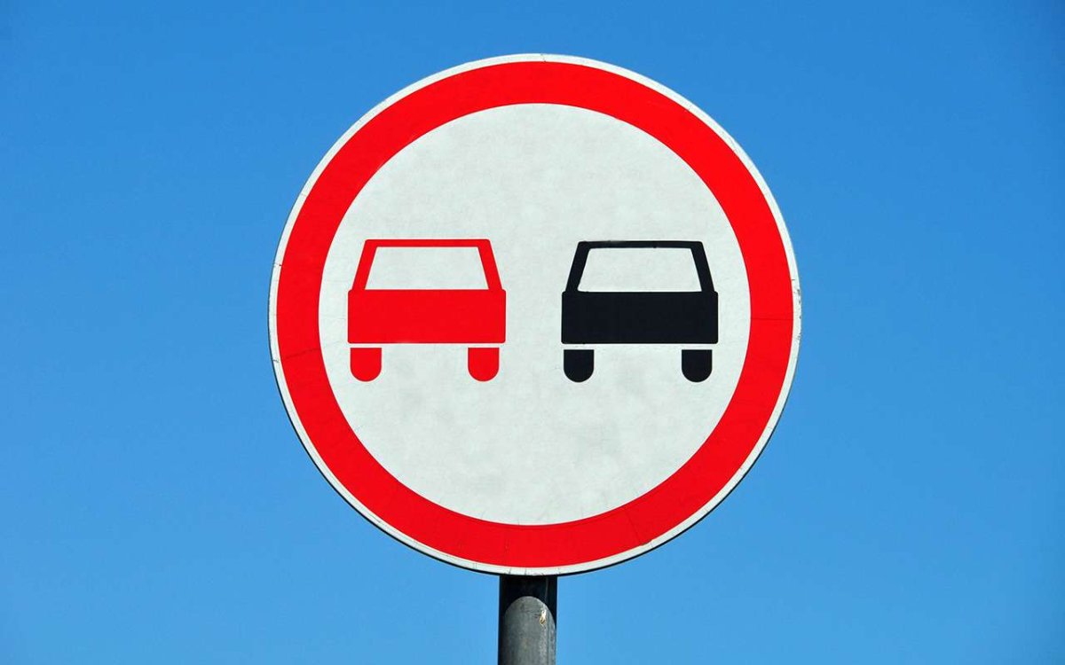 Знак р и машина на бордюре