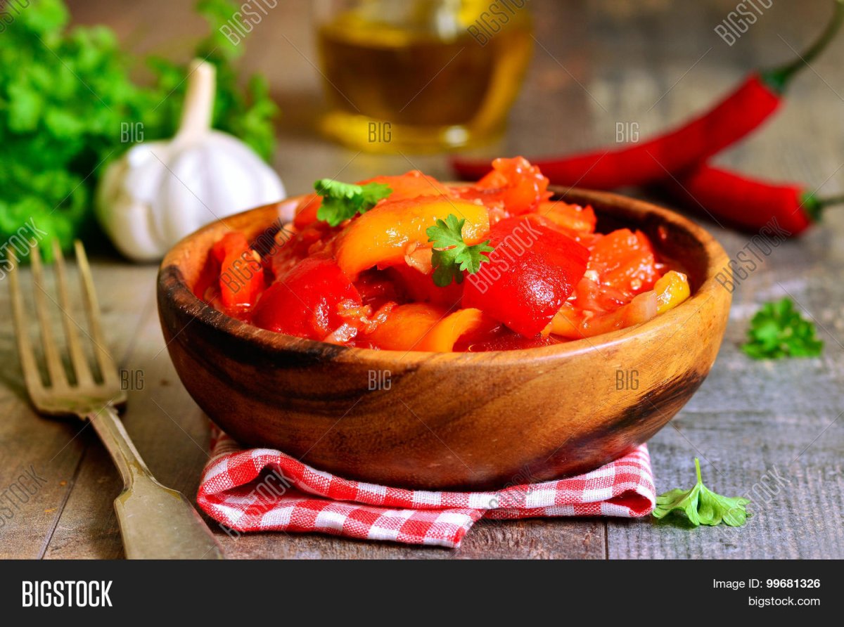 Лечо из болгарского перца в тарелке