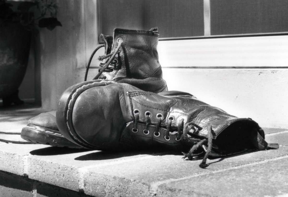 Старые потрепанные ботинки