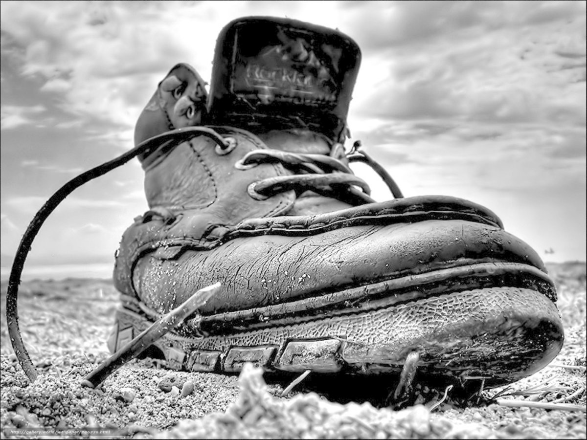 Старые ботинки на дороге