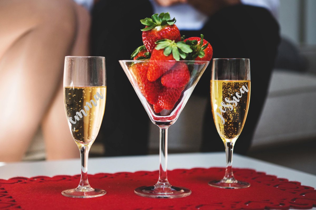 Два фужера с шампанским